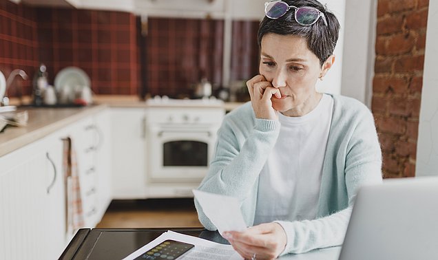 Eine Frau grübelt über ein Problem