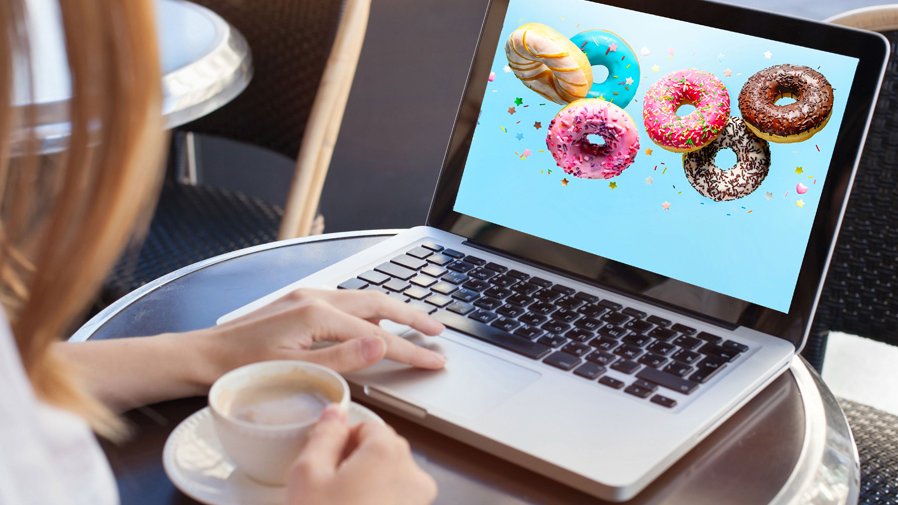 Donuts auf Laptop-Bildschirm Donuts auf Laptop-Bildschirm