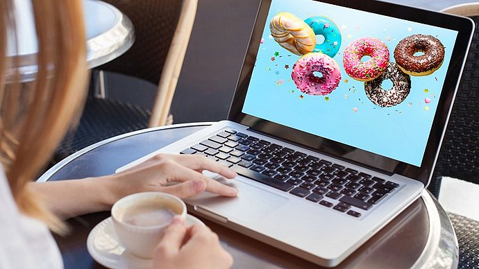 Donuts auf Laptop-Bildschirm