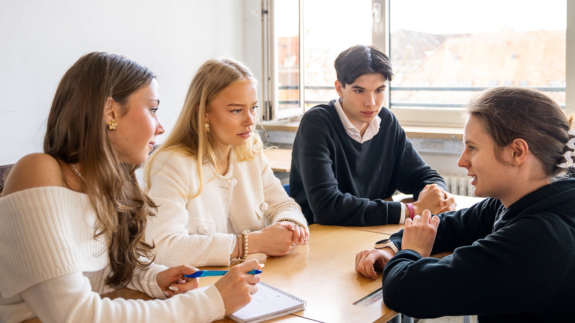 Studierende vermitteln Finanzwissen an Schulen