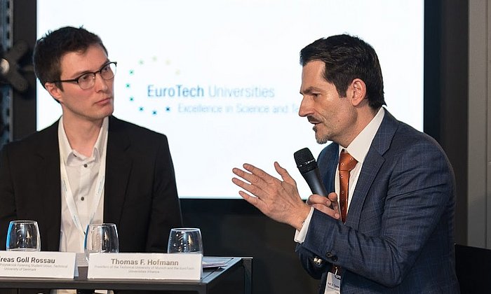 TUM-Präsident Thomas F. Hofmann (r.) diskutiert in Brüssel mit DTU-Studierendenvertreter Andreas Goll Rossau.