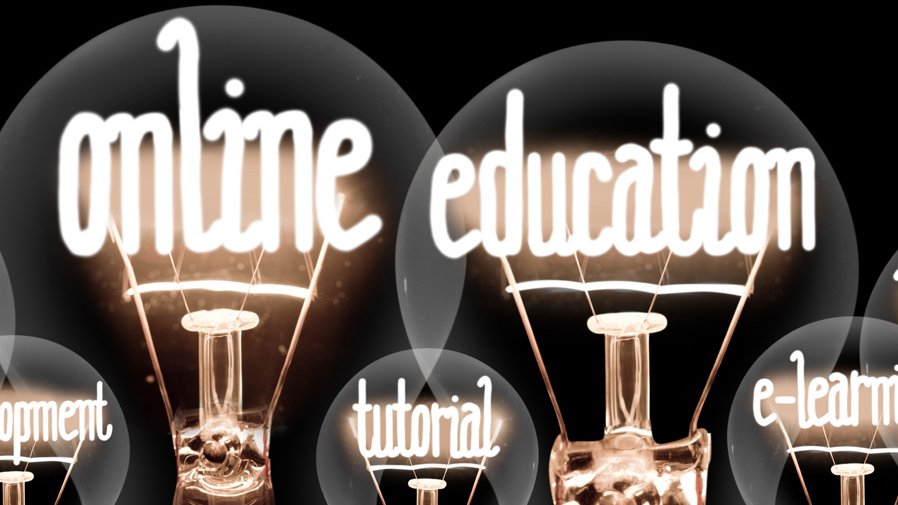 Glühbirnen und Schriftzug "Online Education"