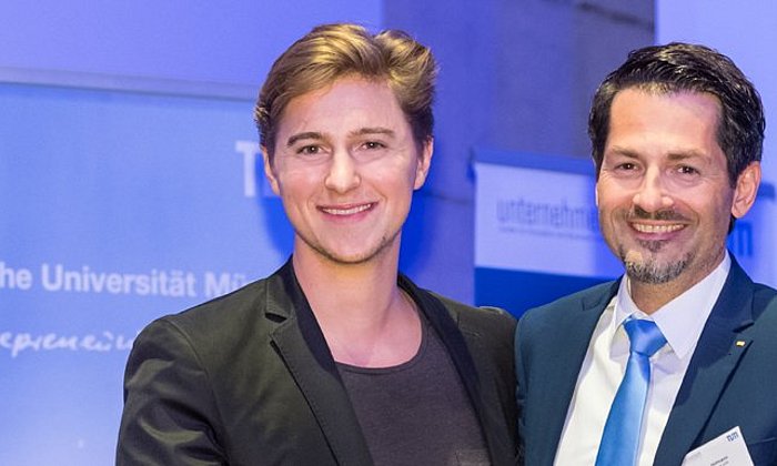 Thomas Hofmann, Senior Vice President – Research and Innovation at TUM presents Andreas Kunze of KONUX with the Presidential Entrepreneurship Award 2017.