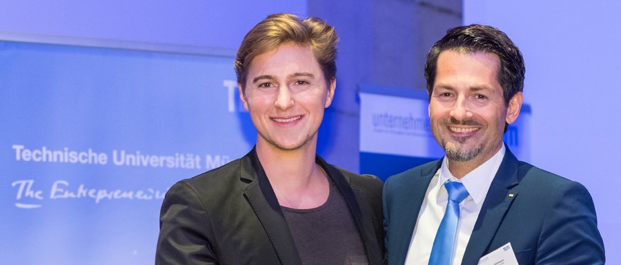 Thomas Hofmann, Senior Vice President – Research and Innovation at TUM presents Andreas Kunze of KONUX with the Presidential Entrepreneurship Award 2017.