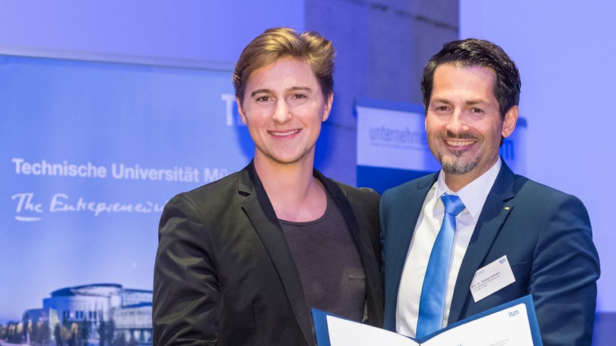 TUM Vizepräsident Thomas Hofmann (r.) überreicht den Presidential Entrepreneurship Award 2017 an Andreas Kunze, einen der drei Gründer von KONUX.
