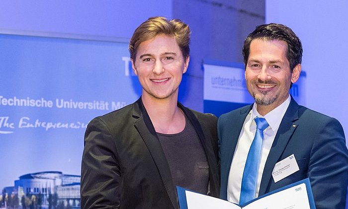 TUM Vizepräsident Thomas Hofmann (r.) überreicht den Presidential Entrepreneurship Award 2017 an Andreas Kunze, einen der drei Gründer von KONUX.