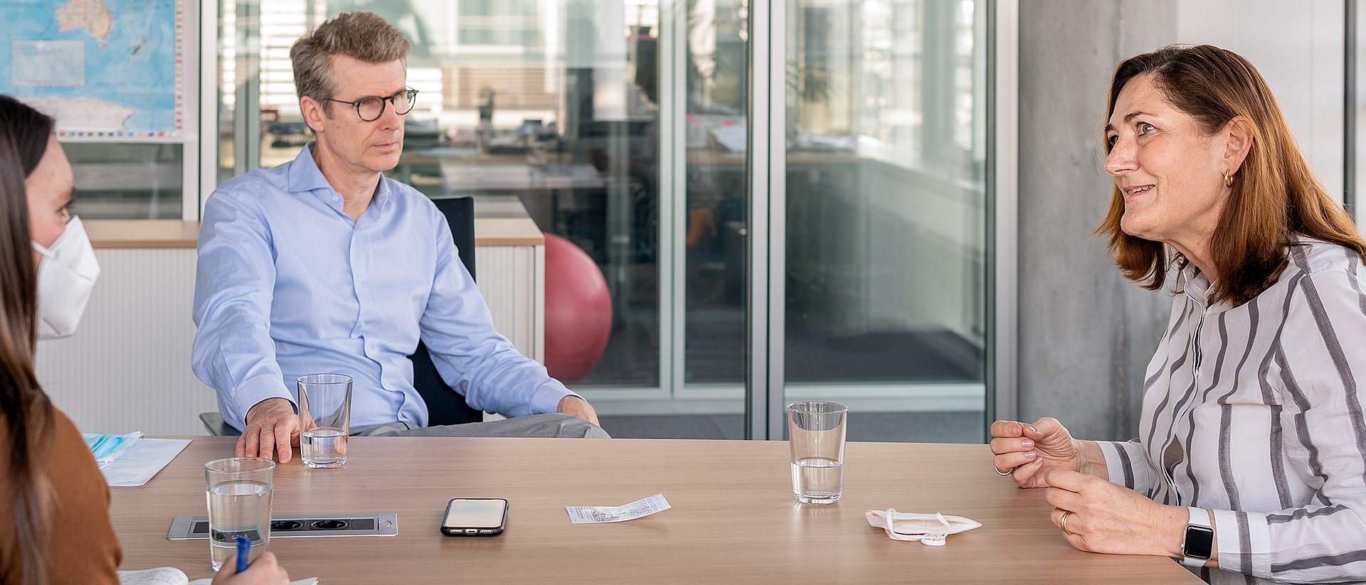 Prof. Renate Oberhoffer-Fritz (r), Dean of the Department of Sport and Health Sciences, and Prof. Peter Ewert, Deputy Medical Director of the German Heart Centre Munich (c). The interview was conducted by Romy Schwaiger, member of the Department of Media and Communications at the Department of Sport and Health Sciences (l).