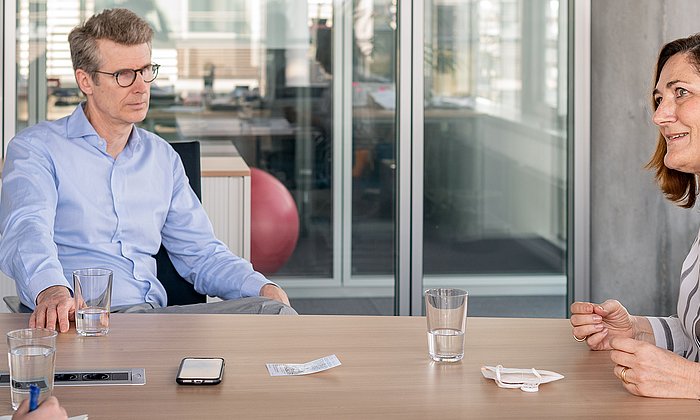 Prof. Renate Oberhoffer-Fritz (r), Dean of the Department of Sport and Health Sciences, and Prof. Peter Ewert, Deputy Medical Director of the German Heart Centre Munich (c). The interview was conducted by Romy Schwaiger, member of the Department of Media and Communications at the Department of Sport and Health Sciences (l).