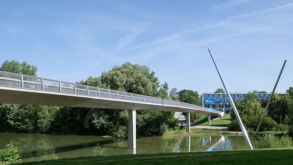 Die neue Brücke am WZW: Eine Tangente von der Bibliothek des WZW über den zentralen Platz mit Maibaum bis zu den Campusgebäuden im nördlichen Teil des Campus. (Foto: Uli Benz) Die neue Brücke am WZW: Eine Tangente von der Bibliothek des WZW über den zentralen Platz mit Maibaum bis zu den Campusgebäuden im nördlichen Teil des Campus. (Foto: Uli Benz)