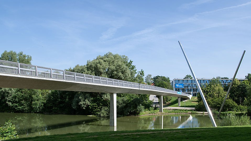 The new bridge at the WZW: a tangent from the library of the WZW via the central square (with the maypole) to the campus buildings in the northern part of the campus. (Photo: Uli Benz)