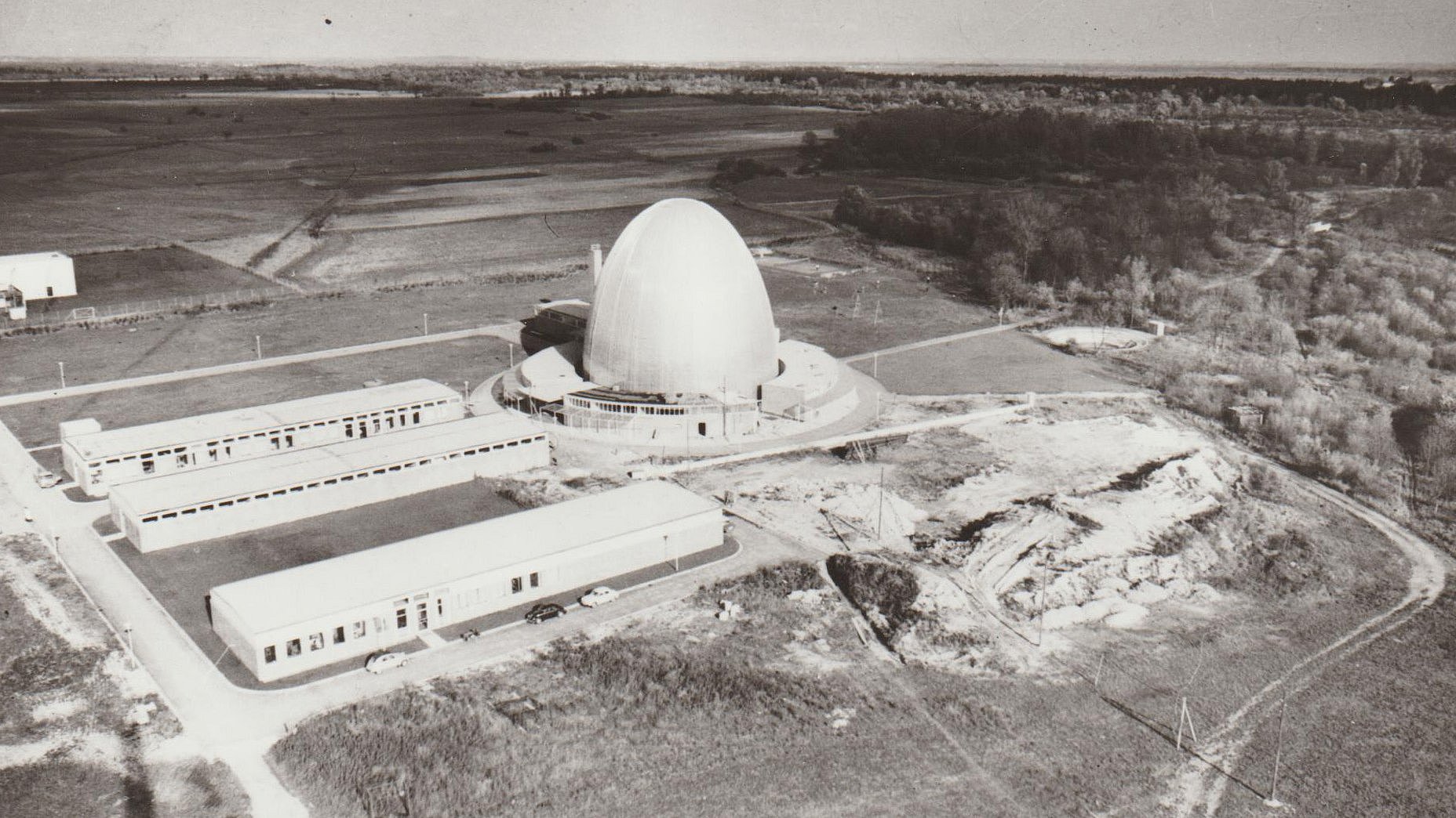 Historische Luftaufnahme des Baus des Forschungsreaktors München (FRM) in der Nähe von Garching