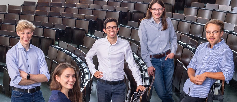 The team hopes that the platform muc.me will soon be used by all of Munich's district committees: Simon Rehwald, Nelly Prechtl, Ramses Alejandro Grande Fraile, Jonas Ruchti, Matthias Passek (from left to right), Philip Petzoldt (in front). (Photo: Andreas Heddergott)