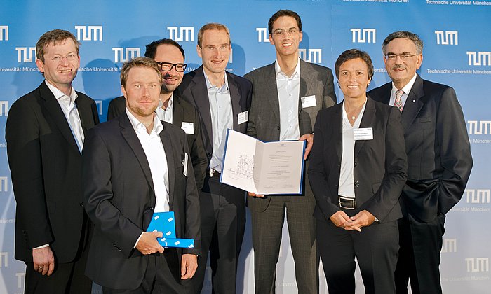 Das Sieger-Team von Dynamic Biosensors mit den Jurymitgliedern TUM-Präsident Prof. Herrmann (r.), Vizepräsidentin Dr. Ehrenberger (2.v.r.) und UnternehmerTUM-Geschäftsführer Dr. Schönenberger (l.). (Bild: Heddergott / TUM)