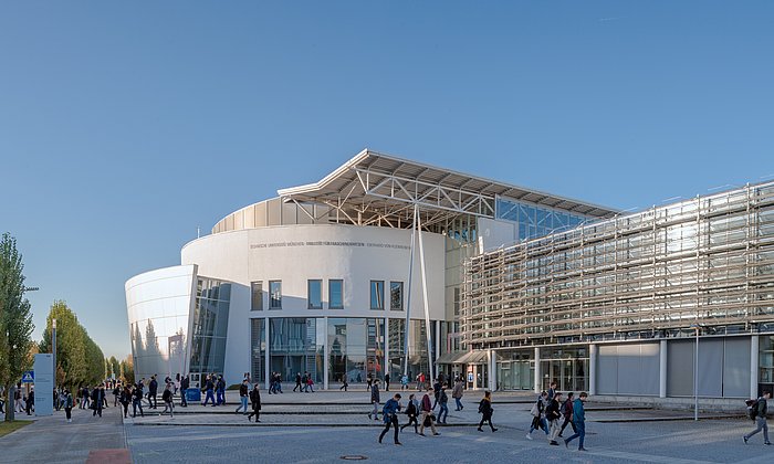 Außenansicht des Maschinenwesen-Gebäudes der TUM School of Engineering and Design am Campus Garching-Forschungszentrum