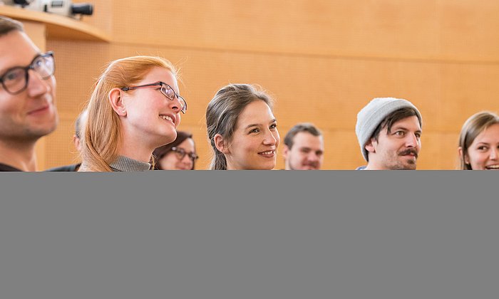 A group of students taking part in a course in a TUM lecture hall.