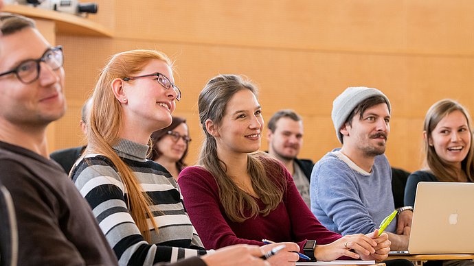 Eine Gruppe Studierender, die in einem Hörsaal der TUM an einer Lehrveranstaltung teilnehmen.