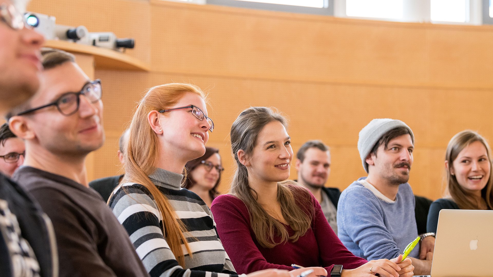 Eine Gruppe Studierender, die in einem Hörsaal der TUM an einer Lehrveranstaltung teilnehmen.
