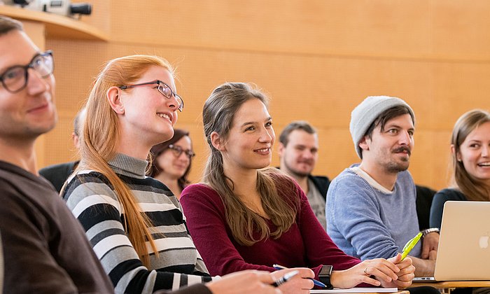 Eine Gruppe Studierender, die in einem Hörsaal der TUM an einer Lehrveranstaltung teilnehmen.