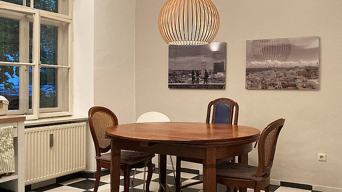 A kitchen in a student shared flat, in the center a table with four chairs