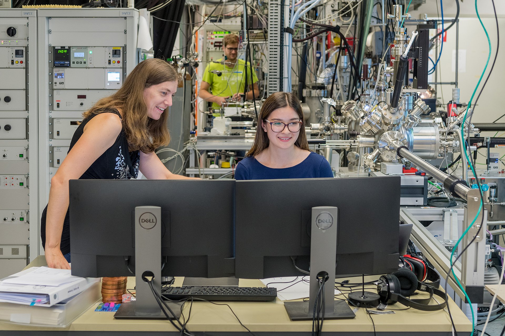 Nereida Abad-Yang from London (right) is supervised by Prof. Barbara Lechner, Professor of Functional Nanomaterials. 