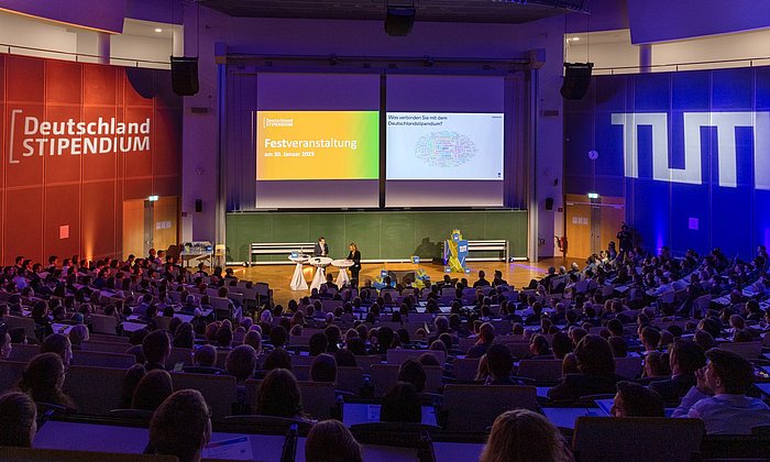 Blick in den Hörsaal am Campus Garching, in dem die Festveranstaltung des Deutschlandstipendiums der TU München im Januar 2023 stattfand