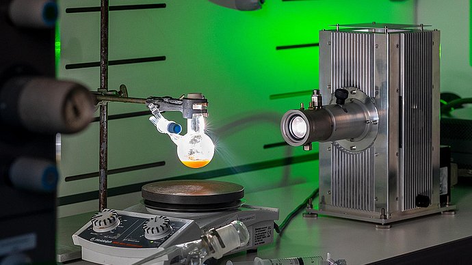 Aus Licht Energie gewinnen: Das neu entwickelte „Nanozym“, ein gelbliches Pulver, ahmt die Eigenschaften der an der Photosynthese beteiligen Enzyme nach. 