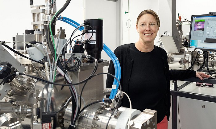 Prof. Dr. Jennifer Rupp, Professorin für Chemie der Festkörperelektrolyte in ihrem Labor im Gebäude der Fakultät für Chemie der Technischen Universität München. 