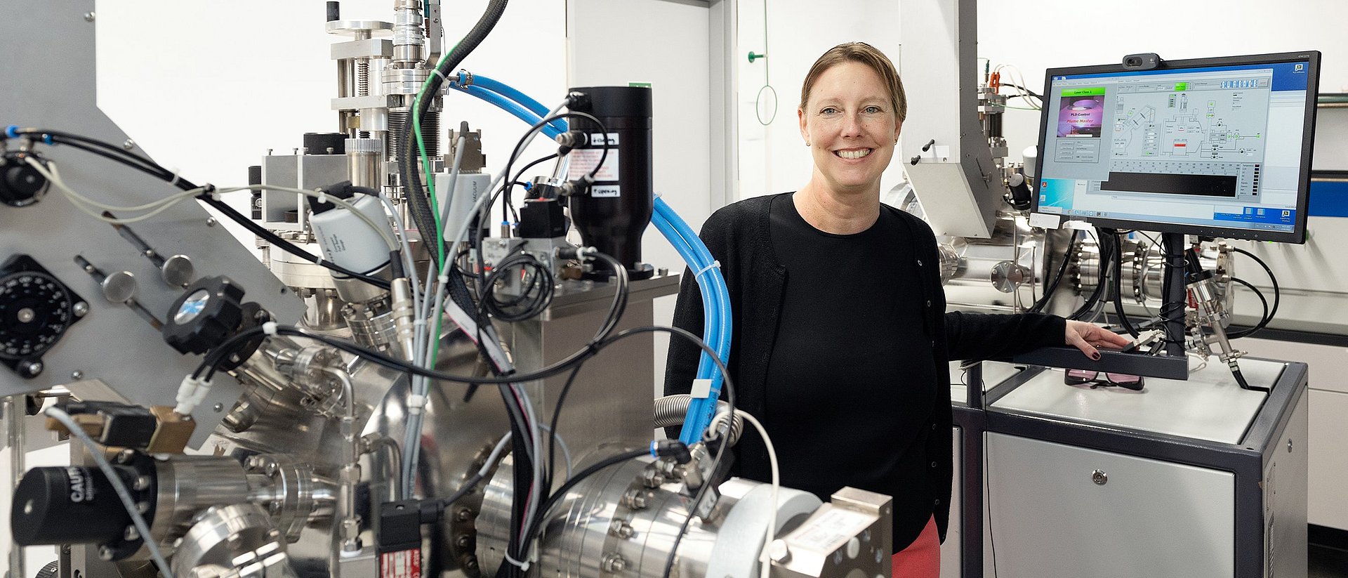 Prof. Dr. Jennifer Rupp, Professorin für Chemie der Festkörperelektrolyte in ihrem Labor im Gebäude der Fakultät für Chemie der Technischen Universität München. 