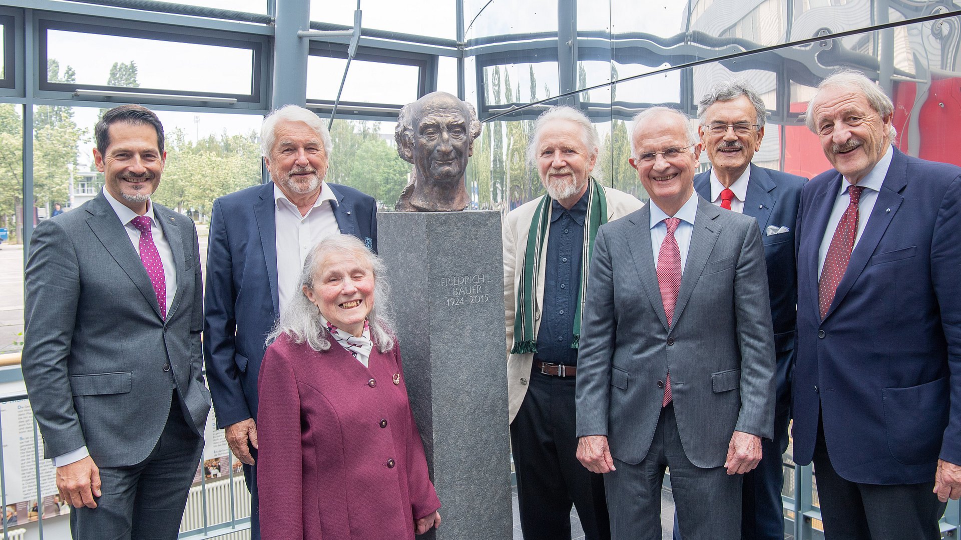 Büste Friedrich L. Bauer TUM-Präsident Prof. Thomas F. Hofmann, Informatik-Professor Prof. Manfred Broy, Friedrich L. Bauers Witwe Hildegard Bauer, Bildhauer Ubbo Enninga, Stifter Ernst Denert, TUM-Präsident Emeritus Prof. Wolfgang A. Herrmann und Prof. Markus Schwaiger, Präsident der Bayerischen Akademie der Wissenschaften neben Friedrich L. Bauers Büste.