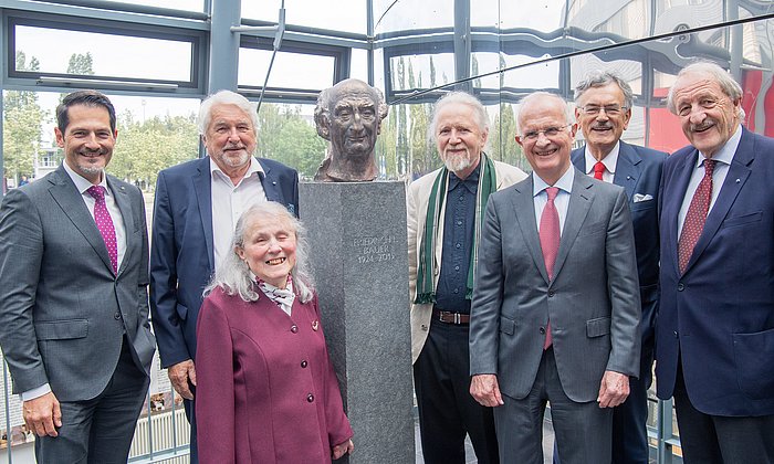 TUM-Präsident Prof. Thomas F. Hofmann,  Informatik-Professor Prof. Manfred Broy, Friedrich L. Bauers Witwe Hildegard Bauer, Bildhauer Ubbo Enninga, Stifter Ernst Denert, TUM-Präsident Emeritus Prof. Wolfgang A. Herrmann und Prof. Markus Schwaiger, Präsident der Bayerischen Akademie der Wissenschaften neben Friedrich L. Bauers Büste.