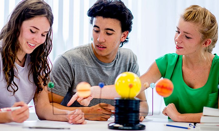 Secondary school students in natural sciences lesson. (Image: FatCamera / istockphoto.com)