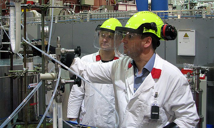Prof. Florian Kraus und sein Mitarbeiter Dr. Sergei Ivlev am Pulverdiffraktometer SPODI. (Bild: M. Hölzel / TUM)