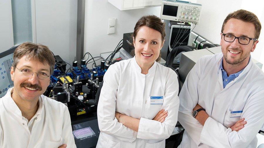 Prof. Dirk Busch, Patricia Gräf und Veit Buchholz (Foto: Astrid Eckert / TUM)