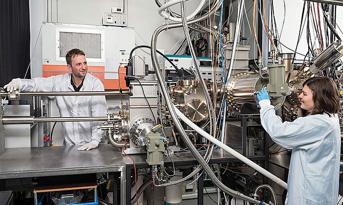 Benedikt Mayer and Lisa Janker at the epitaxy facility at the Walter Schottky Institute, TU Munich – Foto: Uli Benz / TUM