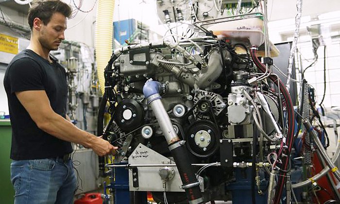 Dominik Pélerin with the full-engine testbed.