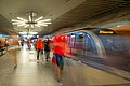 U-Bahnhof Garching-Forschungszentren: Fahrgäste steigen aus der U-Bahn U6 aus und laufen über den Bahnsteig. Starke Bewegungsunschärfe.