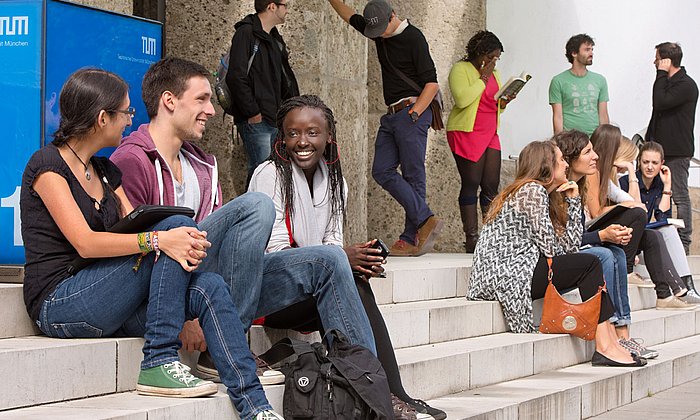 Students in front of the main entrance of the Technical University of Munich.