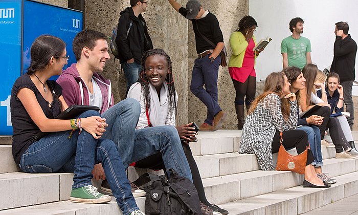 Studierende vor dem Haupteingang der Technischen Universität München.