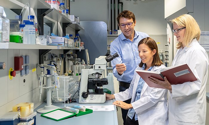 Dirk Haller, Professor für Ernährung und Immunologie, (l.) mit Mitarbeiterinnen im Labor.