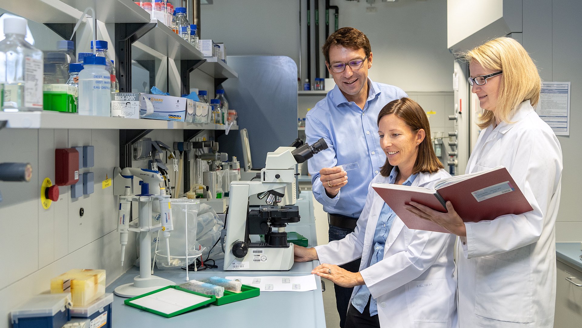 Dirk Haller, Professor für Ernährung und Immunologie, (l.) mit Mitarbeiterinnen im Labor.