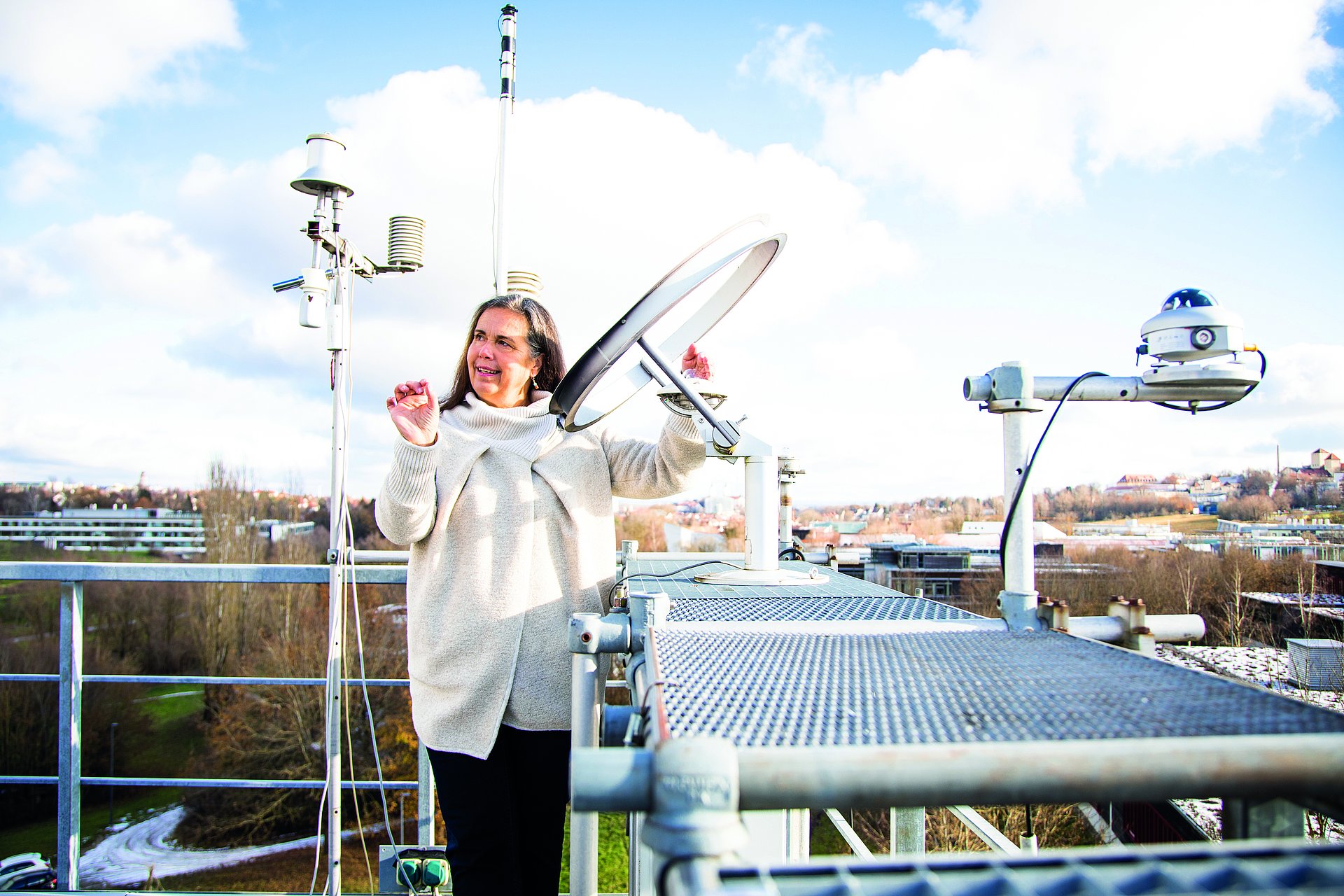 Prof. Annette Menzel auf Dachplattform über Campus TUM School of Live Sciences Auf der Dachplattform hoch über dem Campus der TUM School of Life Sciences werden an der Klimastation meteorologische Messungen durchgeführt und Messgeräte für den Feldeinsatz getestet.