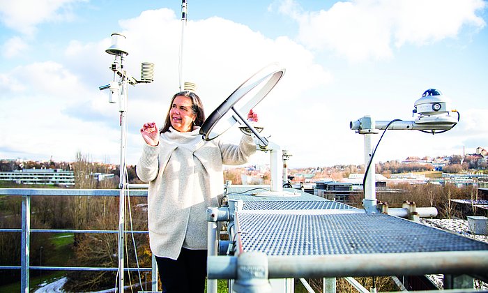 Auf der Dachplattform hoch über dem Campus der TUM School of Life Sciences werden an der Klimastation meteorologische Messungen durchgeführt und Messgeräte für den Feldeinsatz getestet. 