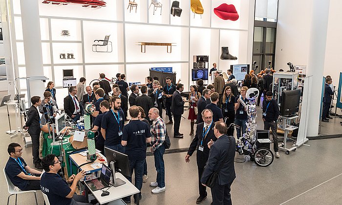 Verschiedene Robotik- Forschungsgruppen der TUM stellen ihre Arbeit in der Pinakothek der Moderne vor.