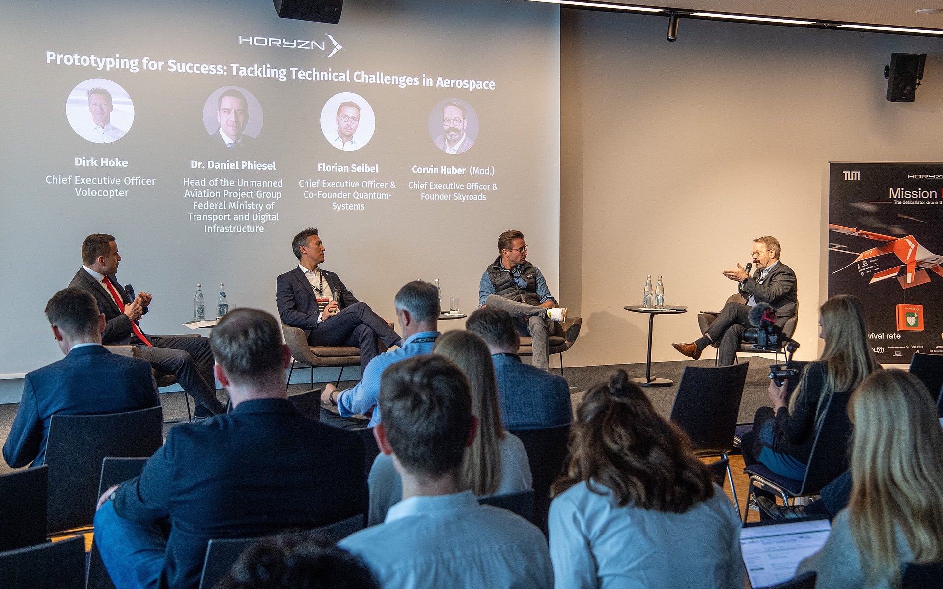 Podiumsdiskussion im Zuge der Veranstaltung. Vier Männer aus der Drohnenindustrie diskutieren auf der Bühne