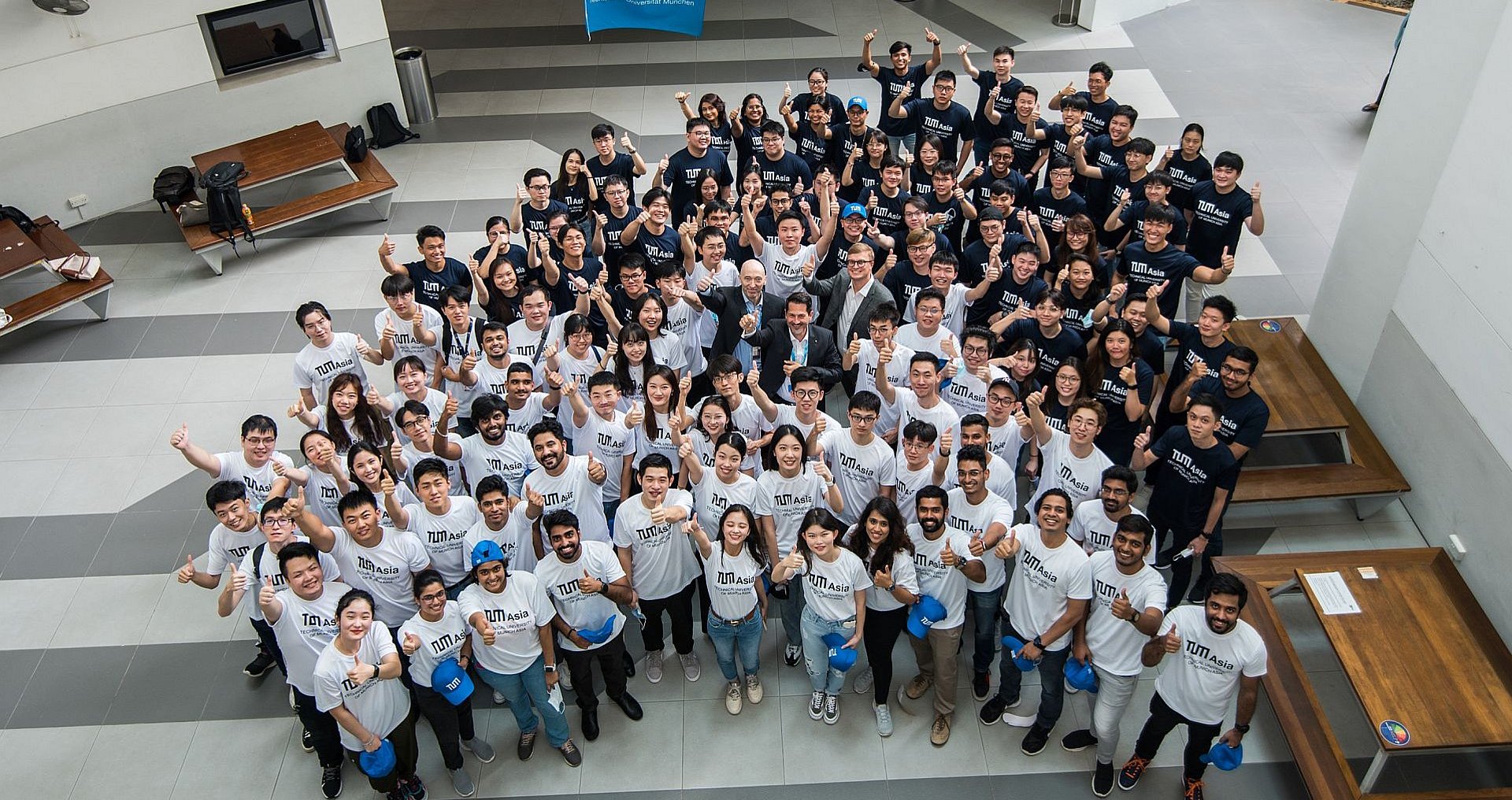 20 Jahre TUM Asia Internationale Studierende jubeln.