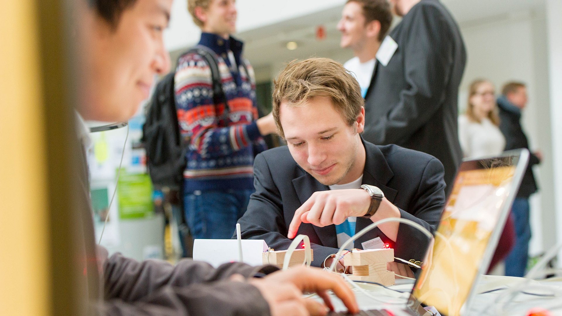 Zwei Studenten mit einem Laptop.