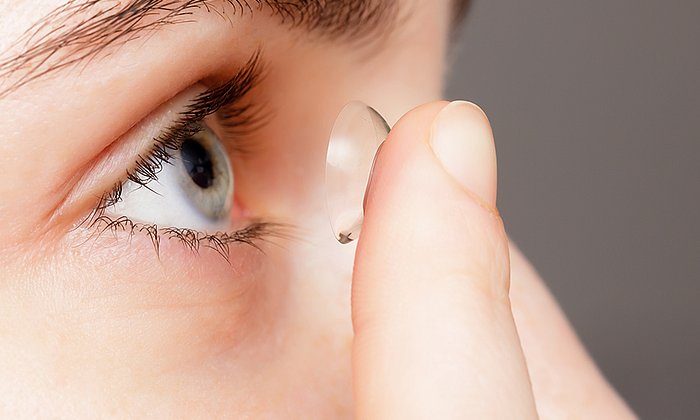 To soak contact lenses in a substance isolated from the stomach of pigs might bring help for those who wear contact lenses. (Image: istock / Koldunov)