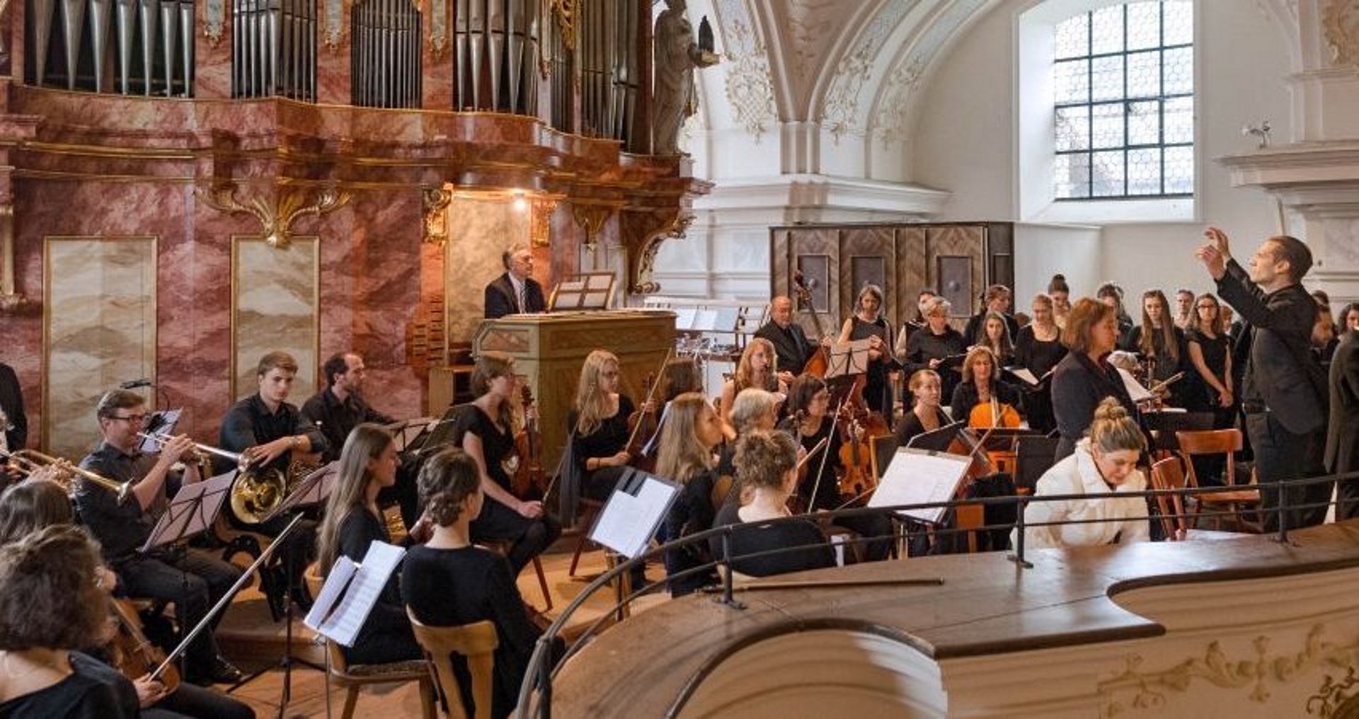  Das Kammerorchester der Universität in der barocken Klosterkirche des Akademiezentrums der TUM in Raitenhaslach. 