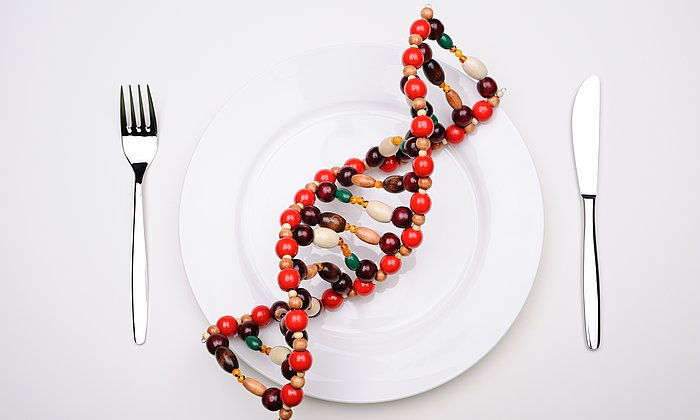 Zurzeit sind Diäten in Mode, die auf einer Genanalyse per Speicheltest beruhen. Ein Team der TUM hat für die Annahme, dass die Gene die Ernährungsweise bedingen, jedoch keine Hinweise gefunden. (Bild: iStock/ gmutlu)