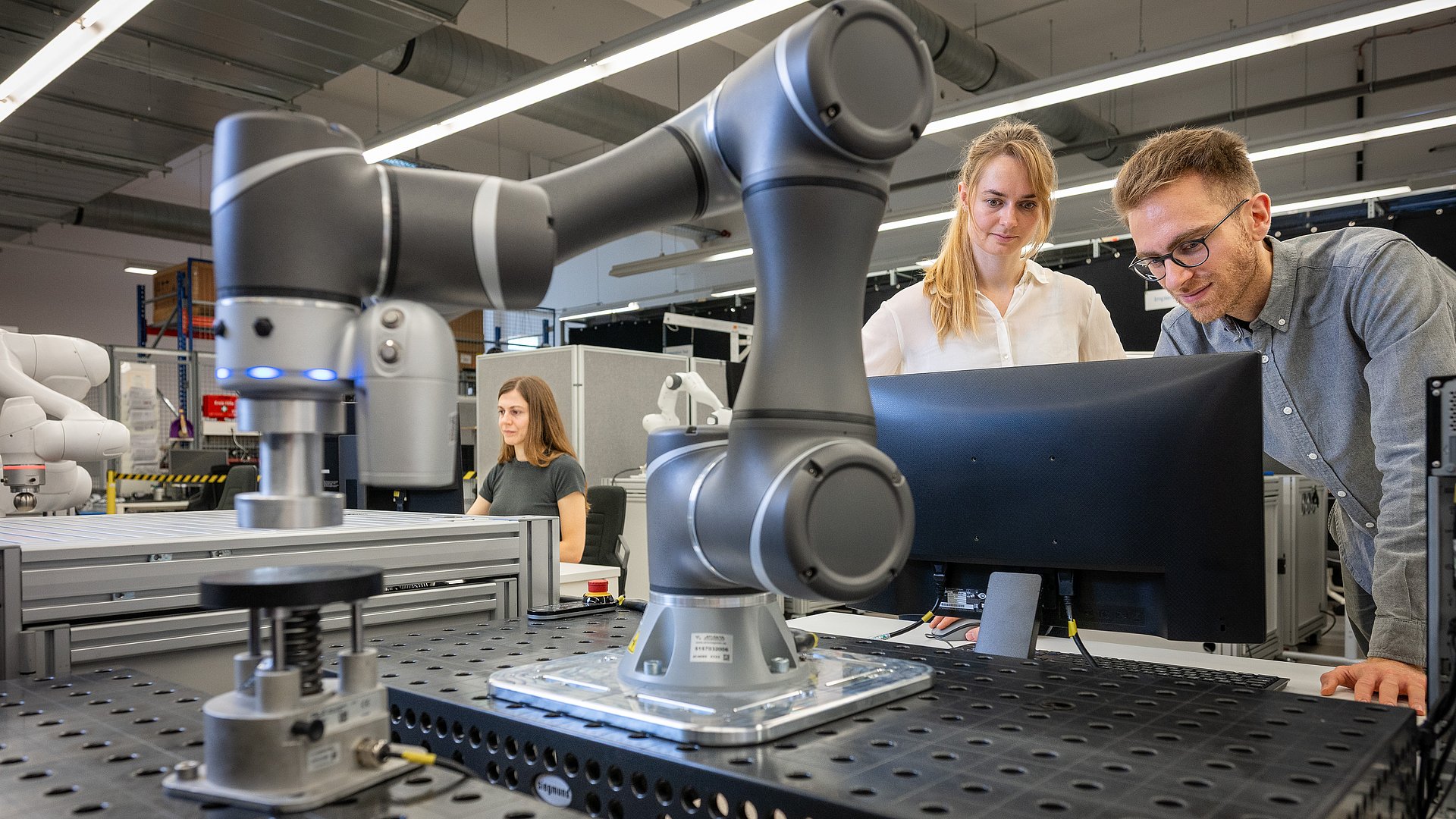 Am Munich Institute of Robotics and Machine Intelligence (MIRMI) erforschen Doktorandin, Robin Kirschner und ihr Team, wie die Zusammenarbeit von Menschen mit kollaborativen Industrierobotern (Cobots) verbessert und sicherer gestaltet werden kann.<br/>